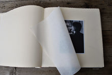 Carica l&#39;immagine nel visualizzatore di Gallery, example of cream-white photo album by Giovelli Design
