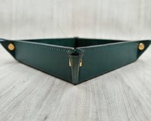 Carica l&#39;immagine nel visualizzatore di Gallery, stunning particular of a green catchall by Giovelli Design
