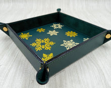 Carica l&#39;immagine nel visualizzatore di Gallery, gold termic vynil on a green catchall by Giovelli Design
