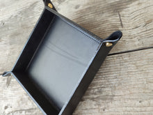 Carica l&#39;immagine nel visualizzatore di Gallery, black leather pocket emptier by Giovelli Design
