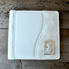 Carica l&#39;immagine nel visualizzatore di Gallery, stylish white non leather baptism photo book by Giovelli Design
