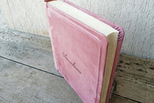 Carica l&#39;immagine nel visualizzatore di Gallery, Picture from above of an enchanting pink photo album by Giovelli Design
