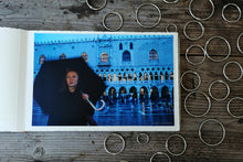 Carica l&#39;immagine nel visualizzatore di Gallery, Album Portafoto in Similpelle Personalizzabile con Nomi Iniziali e Date - Libro degli Ospiti Personalizzabile Blu Rettangolare
