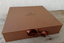 Carica l&#39;immagine nel visualizzatore di Gallery, stunning brown box for albums by giovelli design
