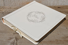 Carica l&#39;immagine nel visualizzatore di Gallery, Enchanting Personalizable Genuine Leather Scrapbook Square White Wedding Album with a Beautiful Wreath by Giovelli Design
