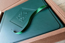 Carica l&#39;immagine nel visualizzatore di Gallery, green leather wedding album with a fancy box by giovelli design
