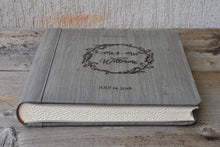 Carica l&#39;immagine nel visualizzatore di Gallery, country gray non leather album with a unique floral wreath by Giovelli Design
