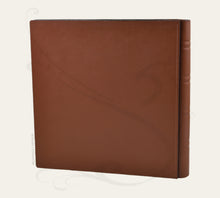 Carica l&#39;immagine nel visualizzatore di Gallery, back of a leather photo album by Giovelli Design
