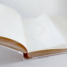 Carica l&#39;immagine nel visualizzatore di Gallery, opened photo album with white pages and protective tissue
