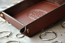 Carica l&#39;immagine nel visualizzatore di Gallery, particular of stylish finishes on a classic brown leather valet tray
