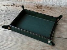 Carica l&#39;immagine nel visualizzatore di Gallery, elegant green leather catchall tray
