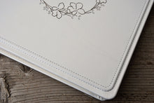 Carica l&#39;immagine nel visualizzatore di Gallery, stylish finishes and seams on a white leather album by Giovelli Design
