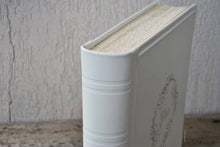 Carica l&#39;immagine nel visualizzatore di Gallery, spine of a traditional italian leather album by Giovelli Design
