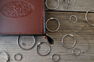 picture from above of an extra elegant brown leather valet tray by Giovelli Design