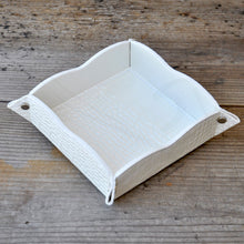 Carica l&#39;immagine nel visualizzatore di Gallery, picture from above of a pearl white catchall by Giovelli Design
