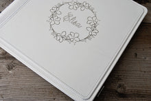 Carica l&#39;immagine nel visualizzatore di Gallery, white wedding leather album with a wonderful wreath by Giovelli Design
