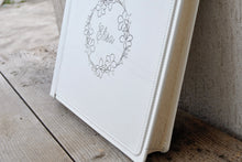 Carica l&#39;immagine nel visualizzatore di Gallery, family leather album with white pages by Giovelli Design
